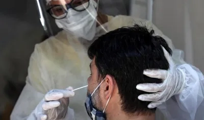 Toma de muestra a un hombre en Sao Paulo. 