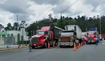 Transportadores en frontera de Colombia y Ecuador.