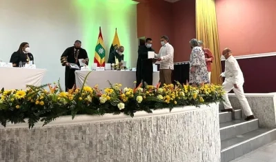 El exrector de Uniatlántico, Ubaldo Enrique Meza, recibiendo el reconocimiento.