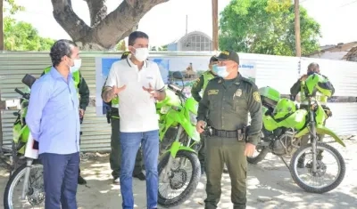El alcalde Rodolfo Ucrós con la Policía. 