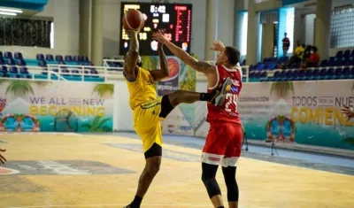 Jonathan Rodríguez realiza un bloqueo. 