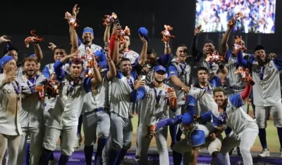 Los campeones panamericanos junior de béisbol celebran en el estadio Édgar Rentería.