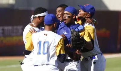 Colombianos festejan el paso a la final del béisbol de los Panamericanos Junior.