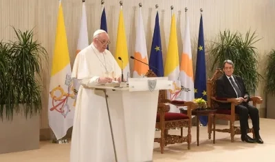 El presidente chipriota Nicos Anastasiades con el Papa Francisco en el Palacio Presidencial en Nicosia, Chipre.