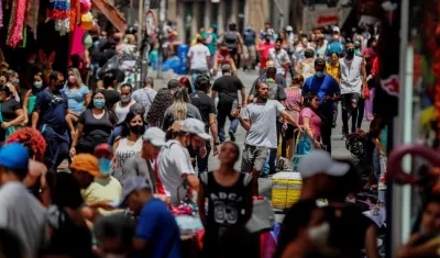 Multitud en una calle de Sao Paulo. 