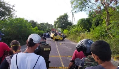 El taxi involucrado en el accidente quedó volcado. 