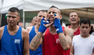 Presos mexicanos practicando boxeo. 