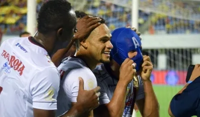 Jugadores del Tolima celebran un gol. 