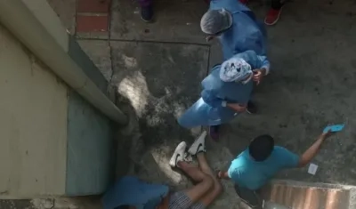 La adolescente cuando era atendida por el personal médico. 