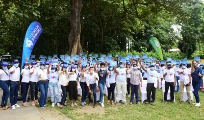 Imagen del equipo de Promigas con beneficiarios.