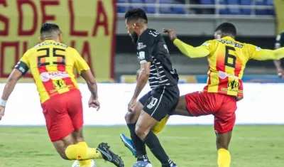 'Cariaco' González enfrentando la marca de Johnny Vásquez y Jherson Mosquera.