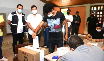 Jóvenes participando en el proceso electoral.