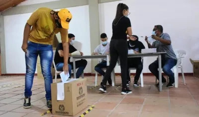 Un joven deposita su vota en la jornada de elección de los Consejos Municipales de Juventud,