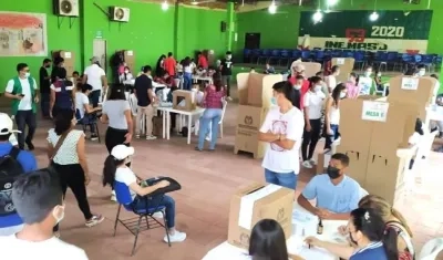 Jóvenes participando en las elecciones.