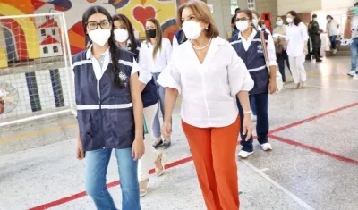 La Procuradora Margarita Cabello acompañada de la judicante Giselle Pinto en el puesto del Liceo Cervantes en Barranquilla. 
