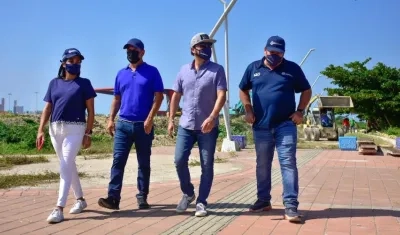 El Alcalde Jaime Pumarejo recorriendo la zona que será intervenida.