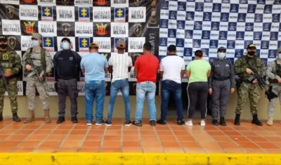 Varios de los capturados durante el operativo. 