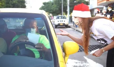 La gestora social Silvana Puello promoviendo las campañas.