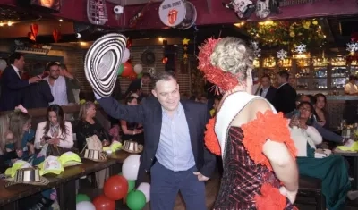 El alcalde de Sincelejo, Andrés Gómez, baila con la reina de las Fiesta del 20 de Enero,  Isabella Guerra.