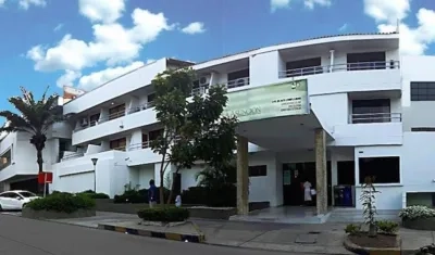 La sede del banco está ubicada en la instalaciones de la Clínica La Asunción. 