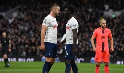Davinson Sánchez celebra con un compañero. 