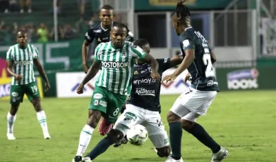 Dorlan Pabón ante la marca de la defensa caleña. 