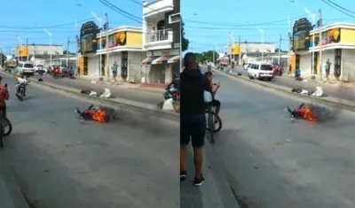 La moto de los presuntos ladrones fue incendiada por la comunidad. 