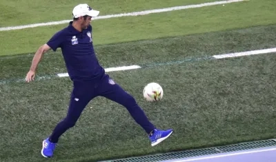 Arturo Reyes, DT del Junior, en plena zona técnica durante el partido.