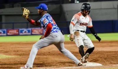 Leandro Emiliani recibe un envío a la primera base.