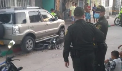 Vehículo implicado en el accidente y la Policía en el sitio. 