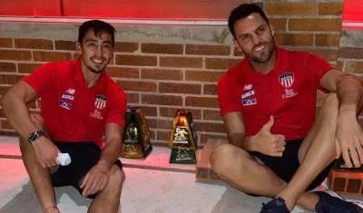 Fabián Sambueza y Sebastián Viera al lado de los farolitos. 