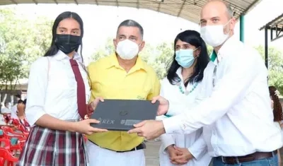 Entrega de la dotación a estudiantes.