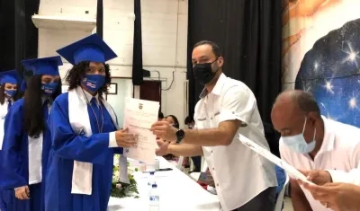 El Alcalde José Fernando Vargas entregado las becas a los beneficiarios.