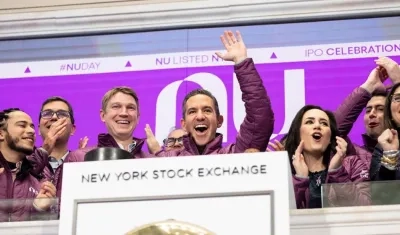 El CEO de Nubank, David Velez, con un grupo de colaboradores en el tradicional toque de la campana.