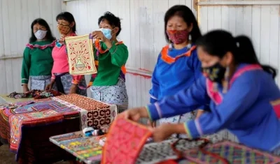 Mujeres de la etnia shipibo-konibo son beneficiadas de fundaciones filantrópicas.