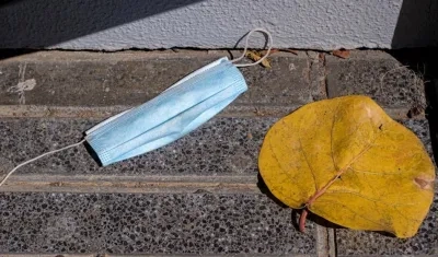 Mascarilla arrojada al suelo en una calle. 