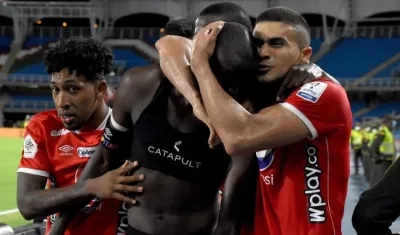 Adrián Ramos celebra su gol. 