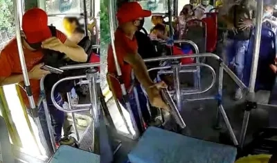 Momento del atraco al bus. 