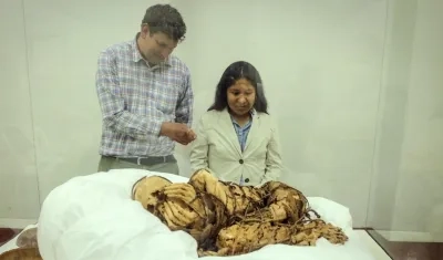 Yomira Huamán (d), la arqueóloga de la Universida Mayor de San Marcos que ha liderado las investigaciones, junto a su profesor Pieter Van Dalen (i), responsable del proyecto.