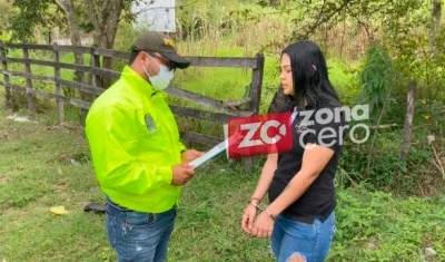 Yelly Andrea Ospina Prieto, al momento de su captura en Tulúa, por la Sijin Mebar.