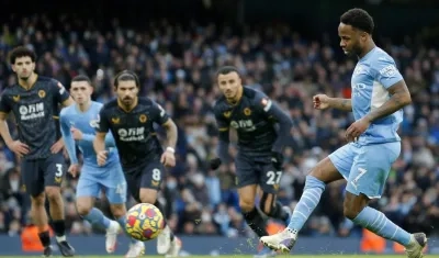 Raheem Sterling cobra el tiro penal para ganar el partido. 
