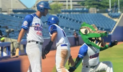 Randy César saluda a Tsung Cheng. 