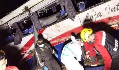 Momento del rescate de personas del bus accidentado.