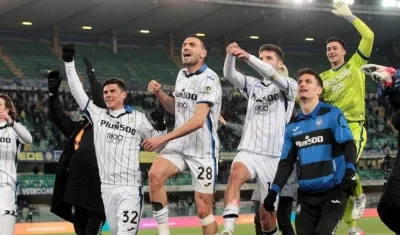 Jugadores del Atlanta celebran el triunfo. 