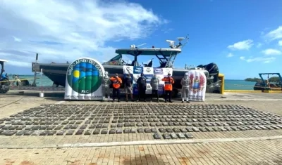 La droga, la embarcación y los tres capturados.