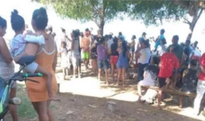 Varias personas aglomeradas por en el lugar donde fue hallado el cuerpo. 