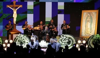 Familiares y amigos asisten al homenaje póstumo del cantante mexicano Vicente Fernández, anoche, en la ciudad de Guadalajara (México). 