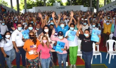 La Gobernadora Elsa Noguera y el Alcalde José Fernando Vargas con el grupo de beneficiarios.