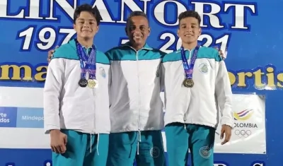 Los medallistas Thomas Alsina y Daniel Cervantes, con el entrenador Fredys Diaz.