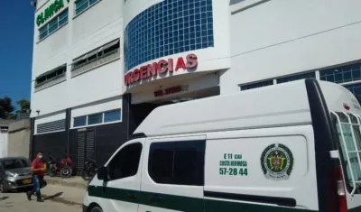El hombre recibe atención médica en la Clínica Porvenir. 